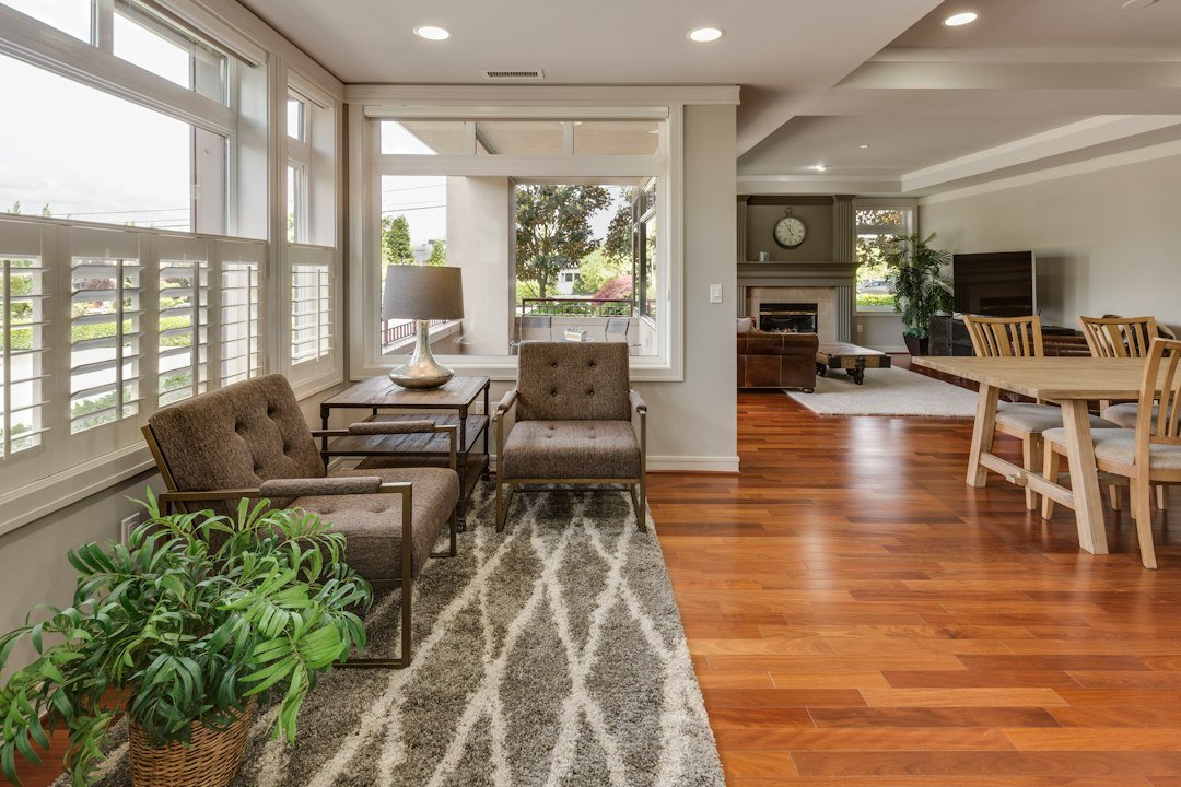 Living room with wood-effect laminate flooring